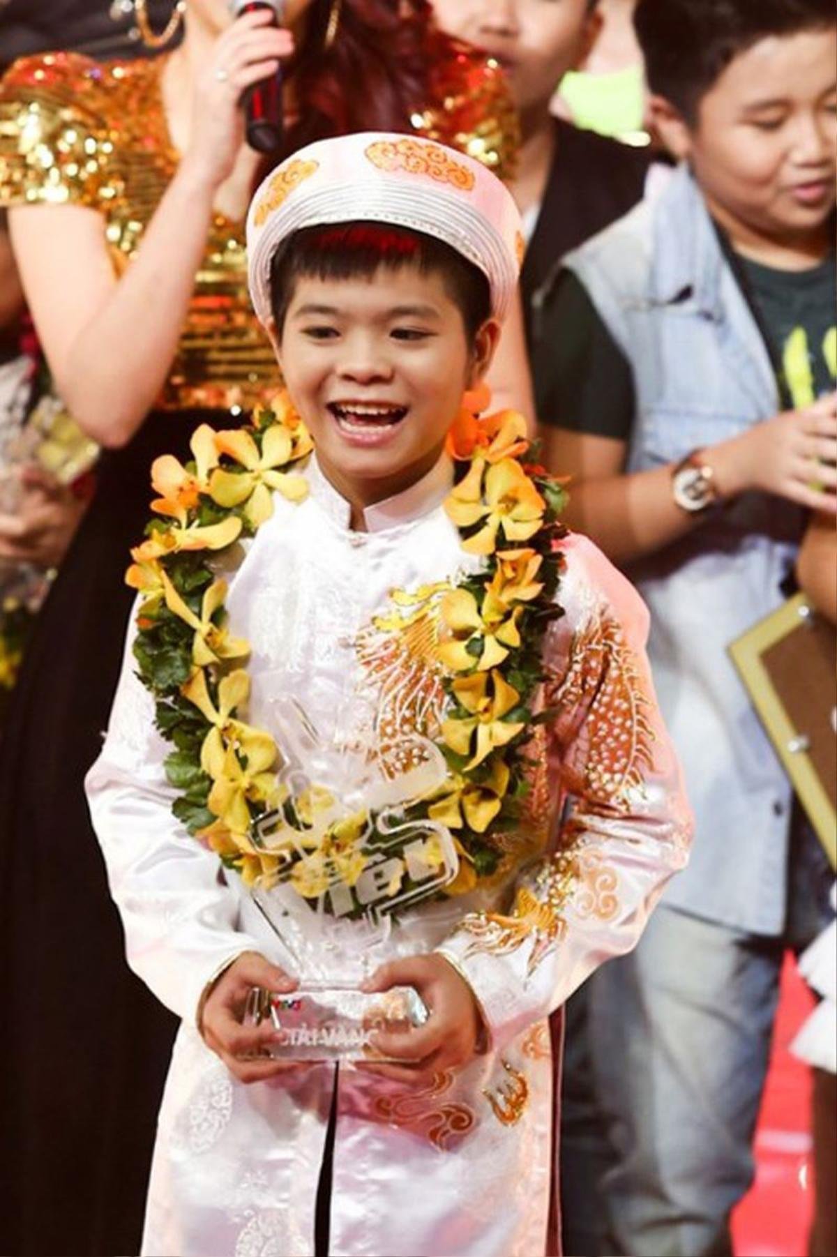 Trước thềm The Voice Kids 2019, điểm lại loạt tiết mục 'Giấu mặt' ấn tượng của các cựu Quán quân tài năng nhé! Ảnh 1