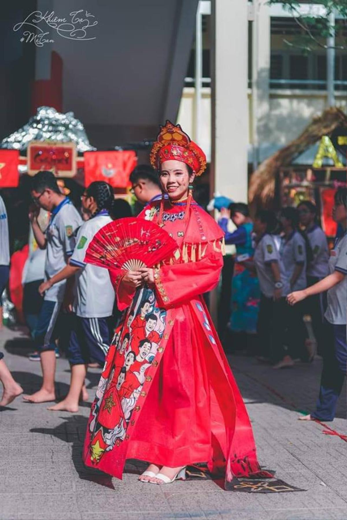 Chỉ là trang phục tái chế dự ngày hội trường thôi, trí sáng tạo của học trò Việt đã bay xa như vậy rồi Ảnh 3