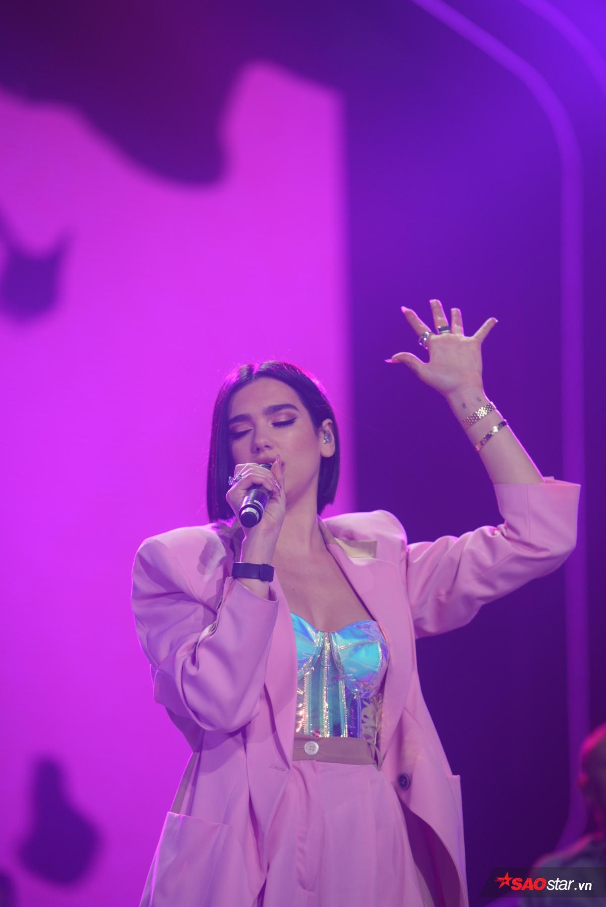 Bạn không thể bỏ qua: Dua Lipa cùng Đông Nhi và dàn sao Đông Nam Á cất cao ca khúc 'Firework' Ảnh 7