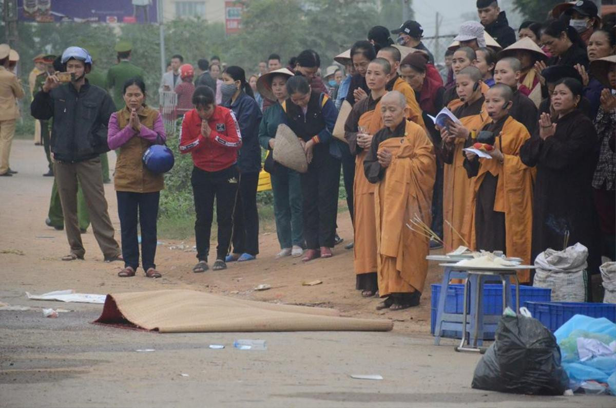 Nhà sư cầu siêu cho 7 nạn nhân sau vụ tai nạn kinh hoàng xe khách lao vào đoàn người đưa tang Ảnh 4