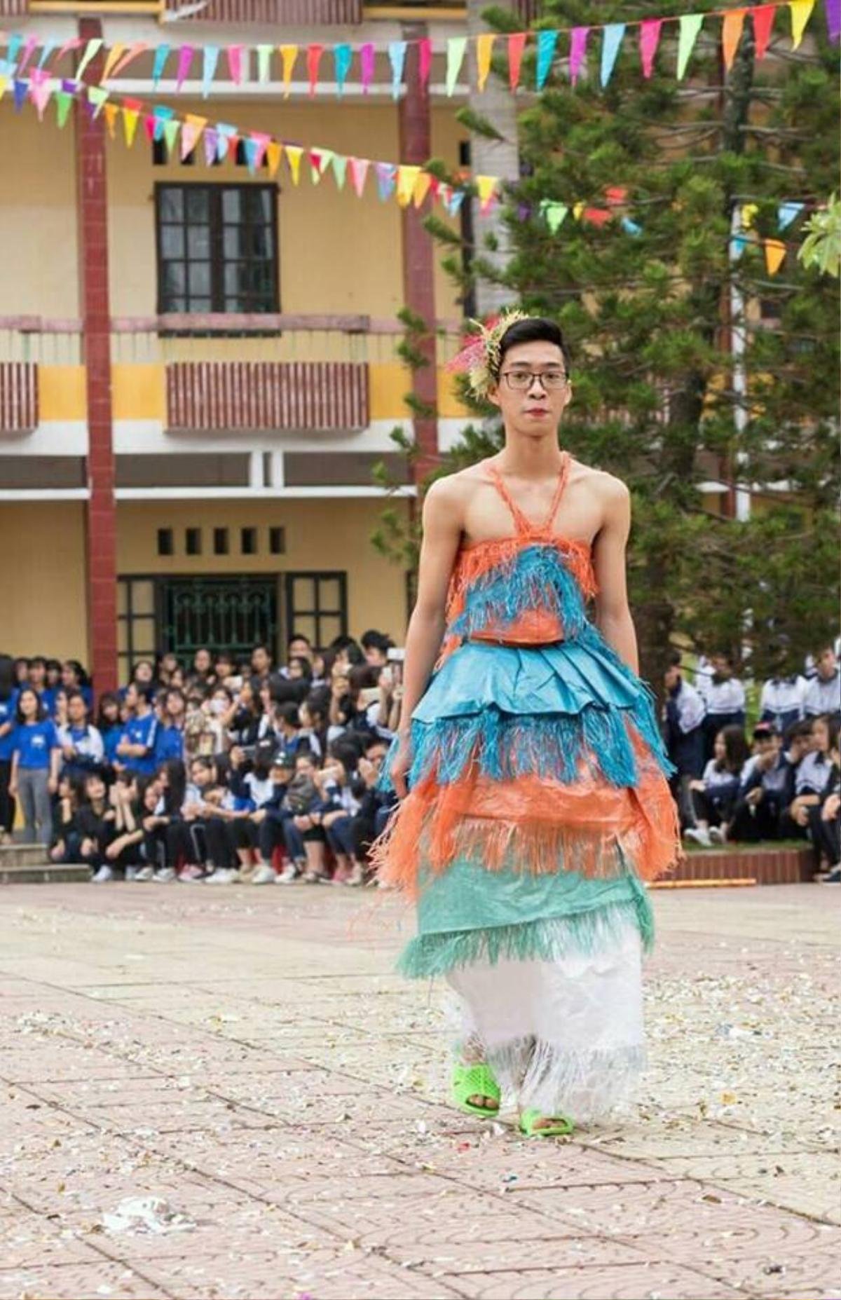 Chất như dàn nam sinh diện trang phục tái chế diễn catwalk với thần thái đỉnh cao khiến dân mạng chao đảo Ảnh 2