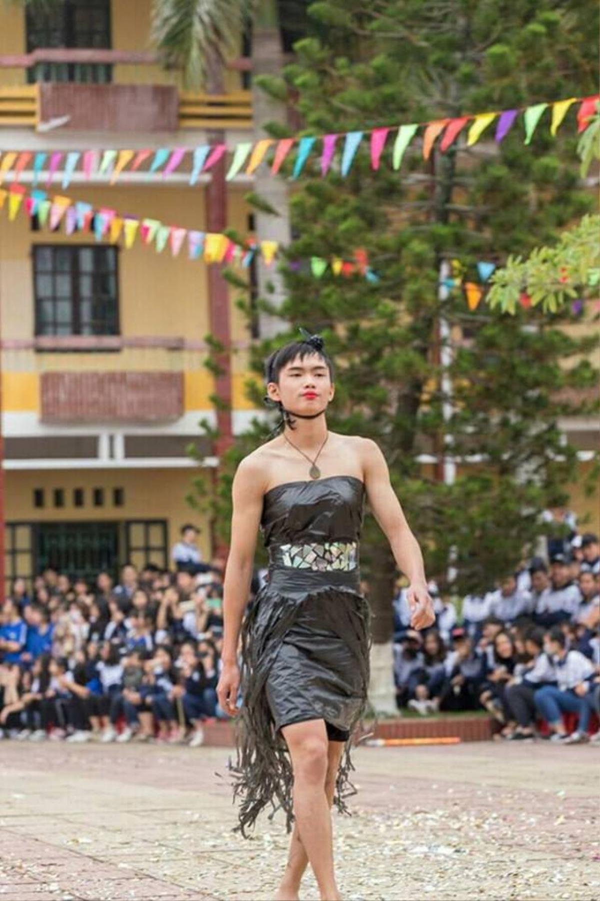 Chất như dàn nam sinh diện trang phục tái chế diễn catwalk với thần thái đỉnh cao khiến dân mạng chao đảo Ảnh 4