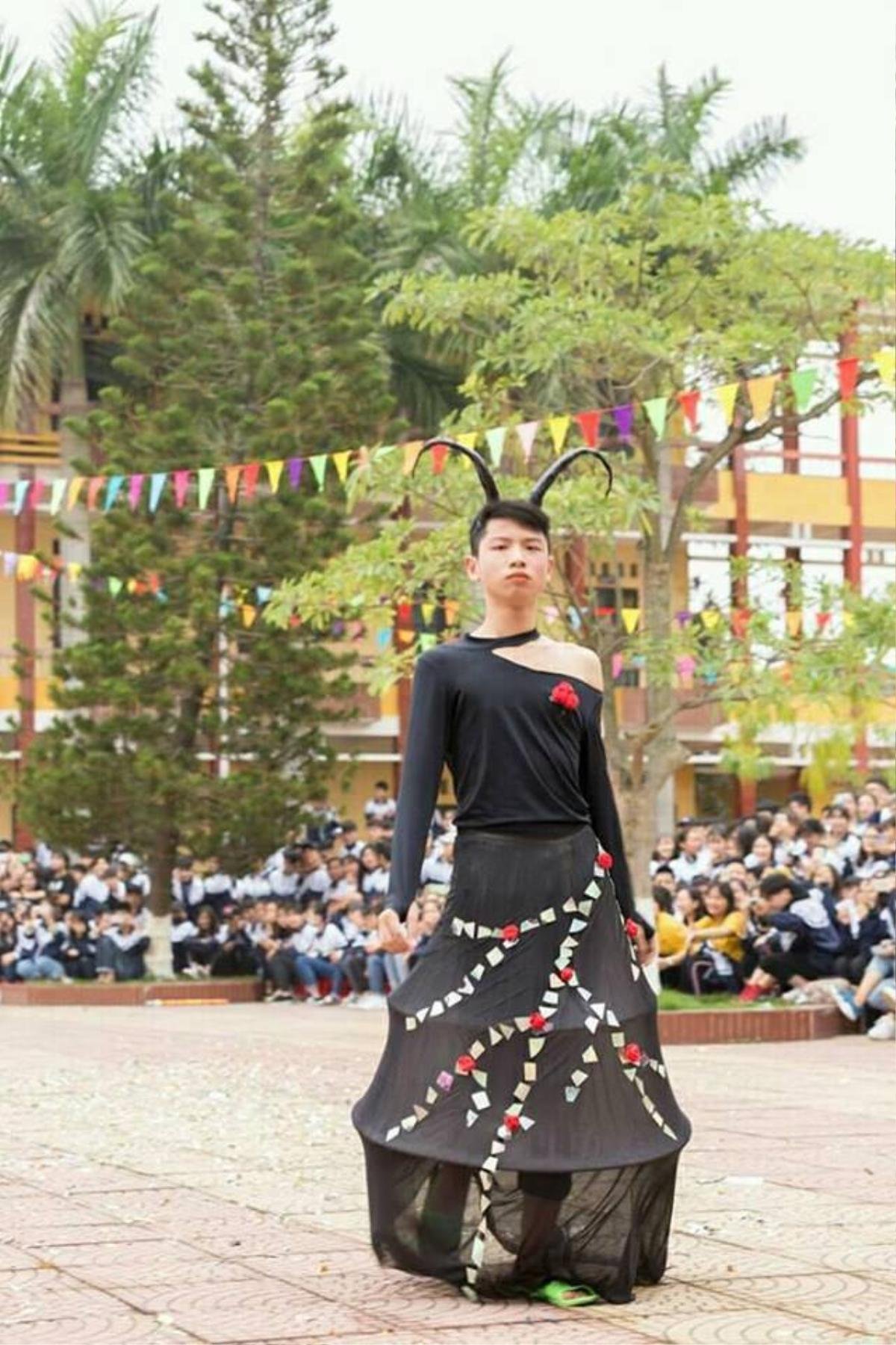 Chất như dàn nam sinh diện trang phục tái chế diễn catwalk với thần thái đỉnh cao khiến dân mạng chao đảo Ảnh 6