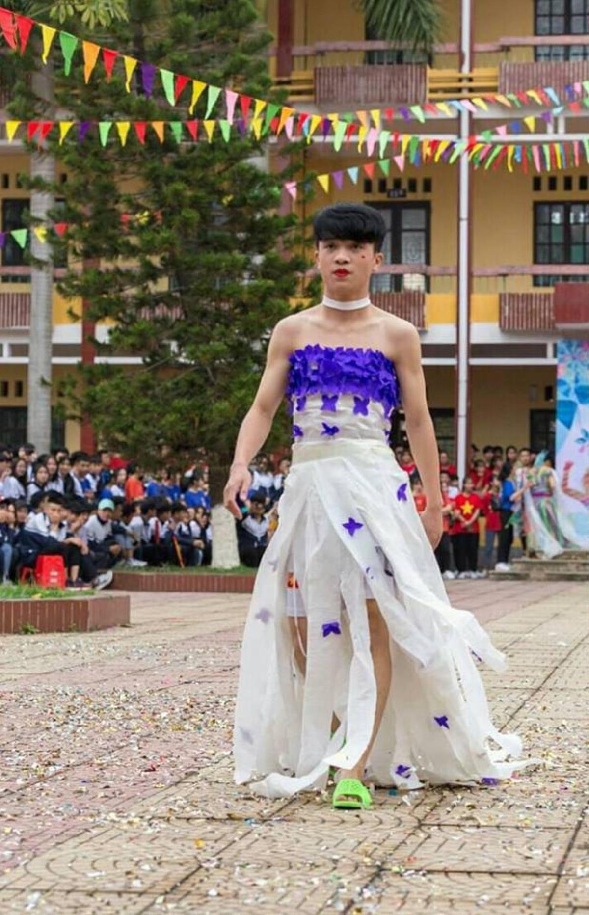 Chất như dàn nam sinh diện trang phục tái chế diễn catwalk với thần thái đỉnh cao khiến dân mạng chao đảo Ảnh 5