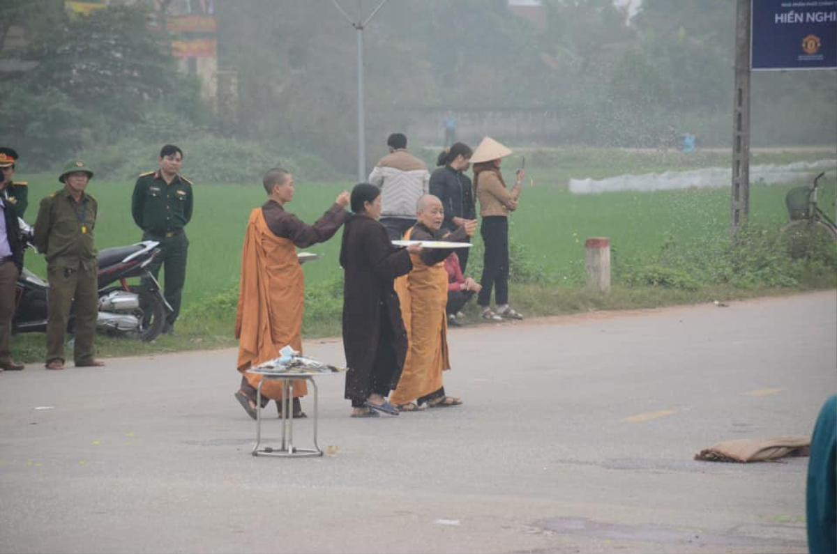 Vụ xe khách đâm vào đoàn đưa tang khiến 7 người tử vong: 'Sợ mẹ già sốc, tôi đành giấu chuyện em trai gặp nạn qua đời' Ảnh 2