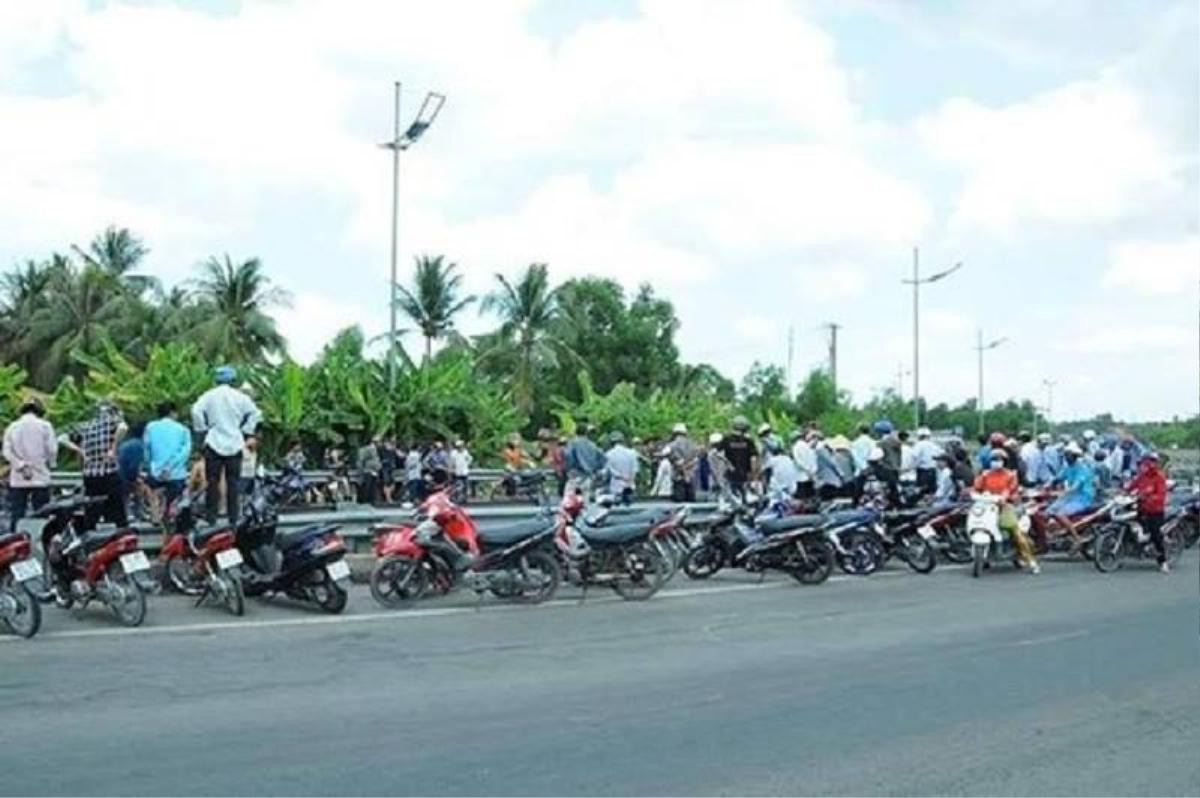 Bị truy sát, 2 thiếu niên chạy xe máy đâm vào dải phân cách trên đường thương vong ở Long An Ảnh 1