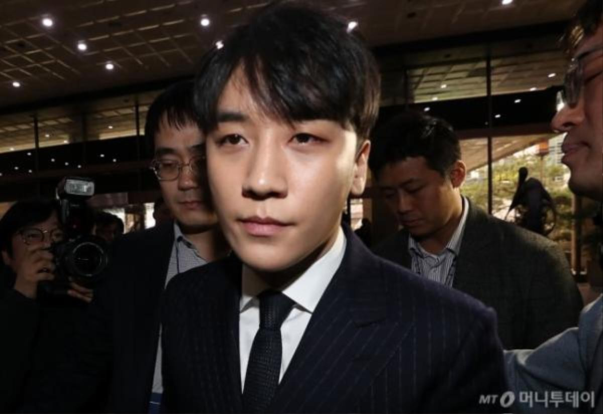 Seungri ung dung đến salon làm đẹp và trang điểm mắt đậm trước khi trình diện cảnh sát Ảnh 4