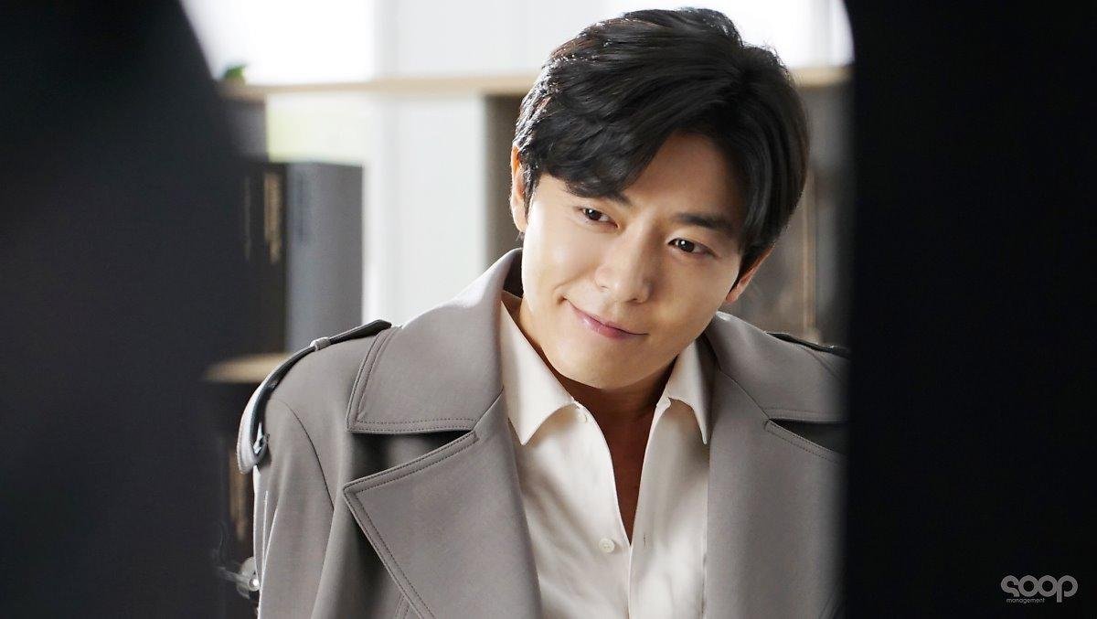 'Her Private Life': Bị hớp hồn trước vẻ ngoài soái ca của chàng giám đốc Kim Jae Wook Ảnh 16