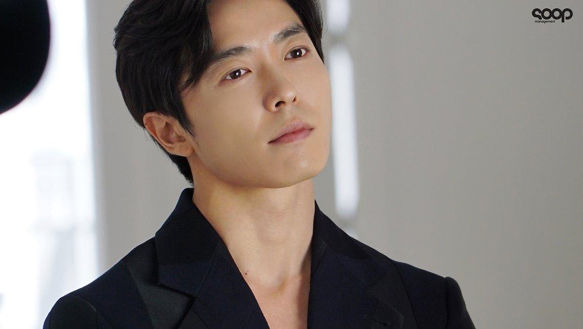 'Her Private Life': Bị hớp hồn trước vẻ ngoài soái ca của chàng giám đốc Kim Jae Wook Ảnh 23