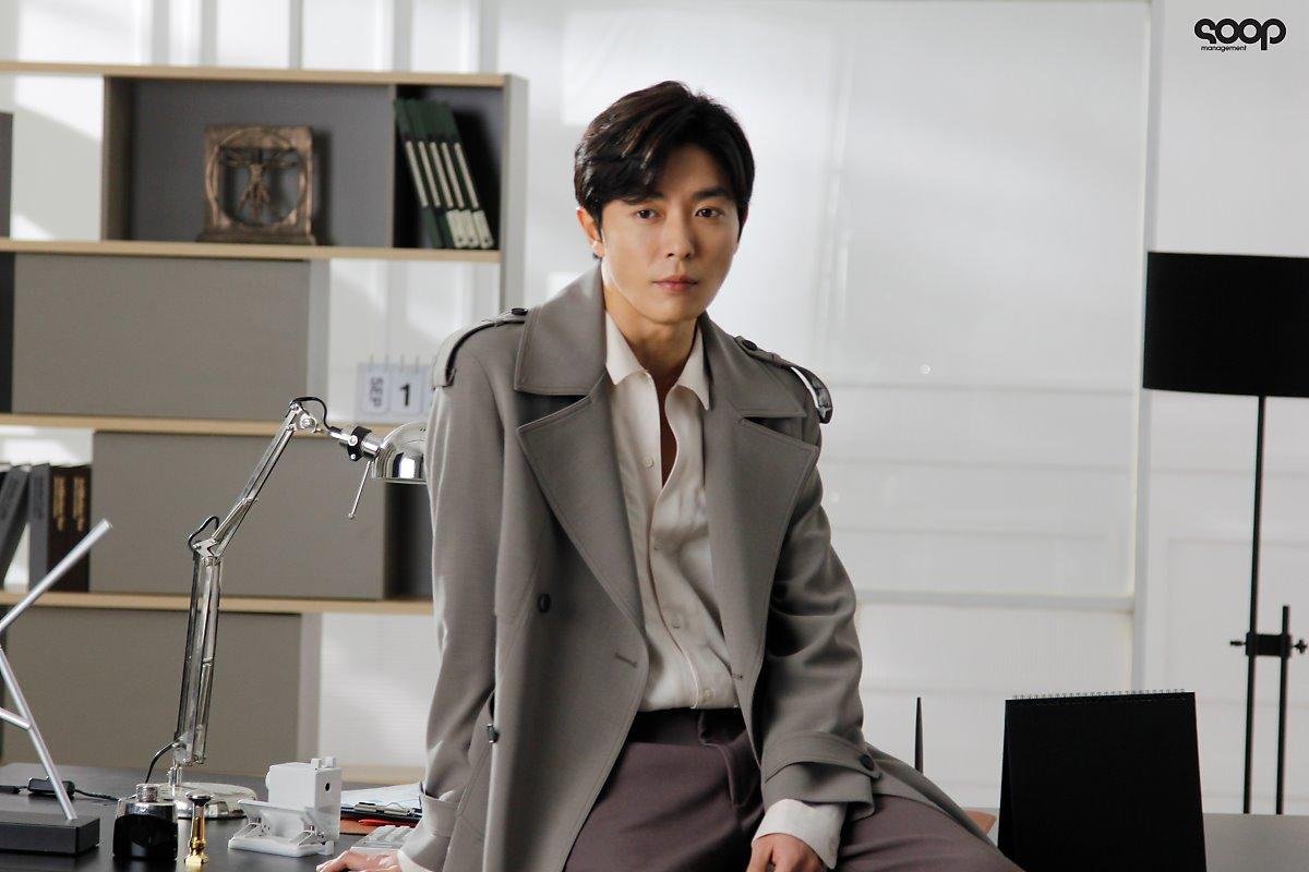 'Her Private Life': Bị hớp hồn trước vẻ ngoài soái ca của chàng giám đốc Kim Jae Wook Ảnh 15