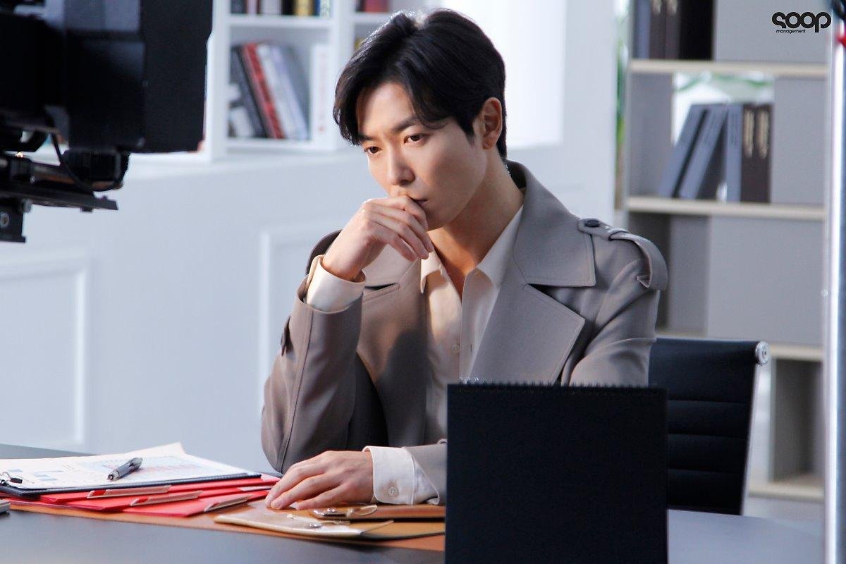 'Her Private Life': Bị hớp hồn trước vẻ ngoài soái ca của chàng giám đốc Kim Jae Wook Ảnh 19