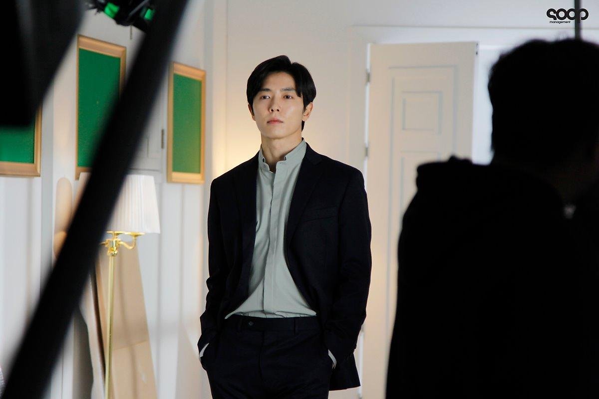 'Her Private Life': Bị hớp hồn trước vẻ ngoài soái ca của chàng giám đốc Kim Jae Wook Ảnh 4