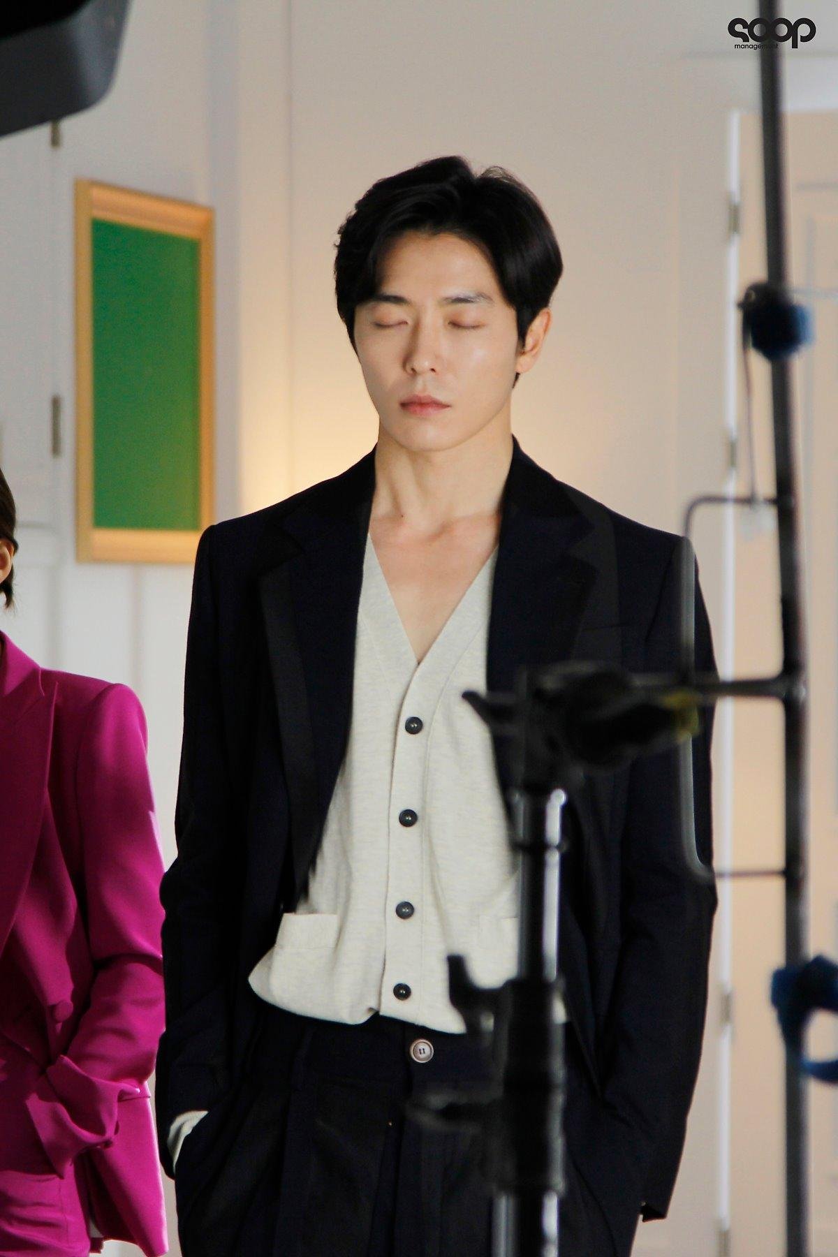 'Her Private Life': Bị hớp hồn trước vẻ ngoài soái ca của chàng giám đốc Kim Jae Wook Ảnh 11