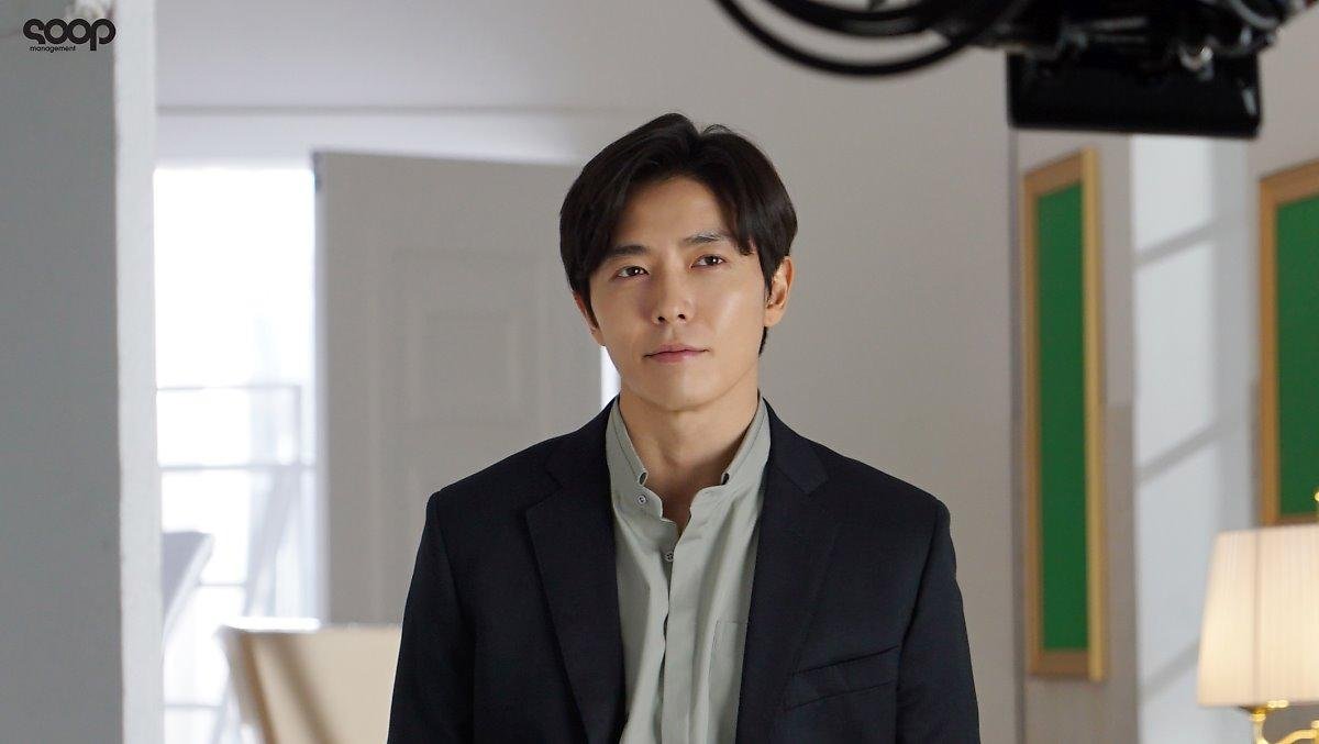 'Her Private Life': Bị hớp hồn trước vẻ ngoài soái ca của chàng giám đốc Kim Jae Wook Ảnh 21