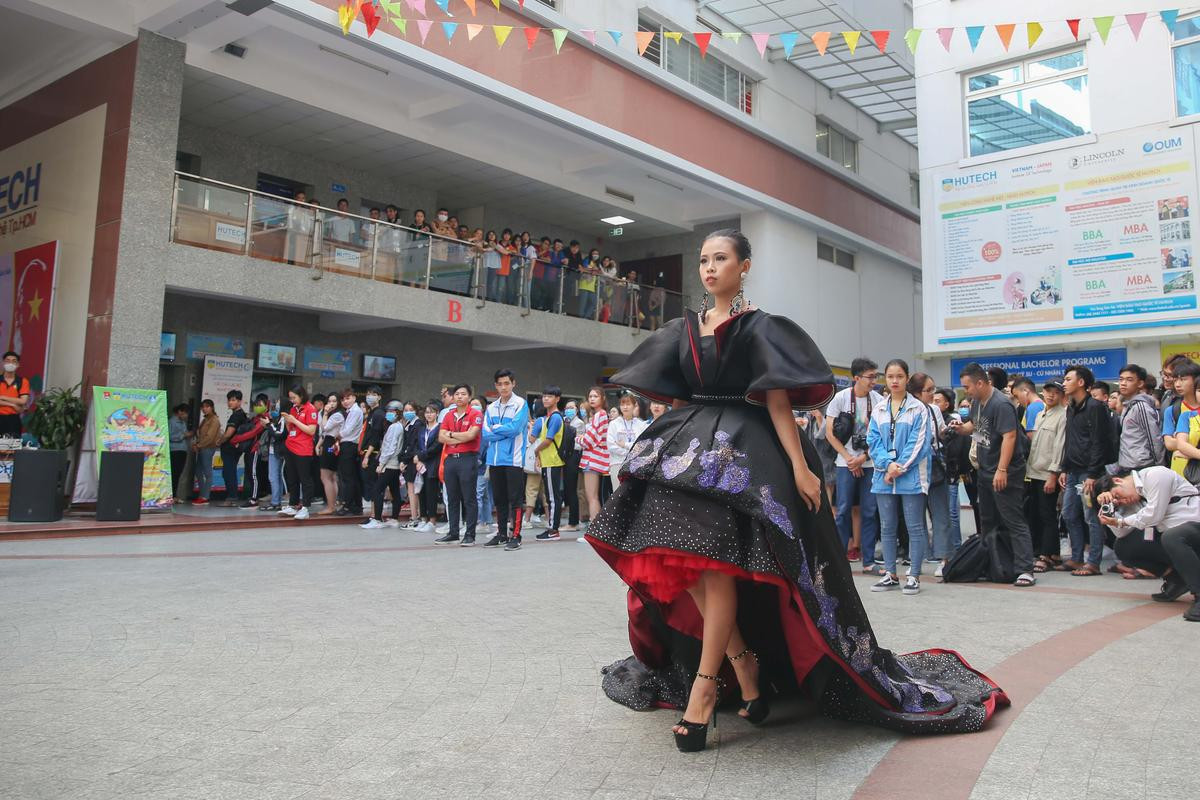 Sân trường ĐH hóa sàn catwalk chuyên nghiệp với những BST thời trang độc lạ tại lễ phát động 'HUTECH Designer 2019' Ảnh 24