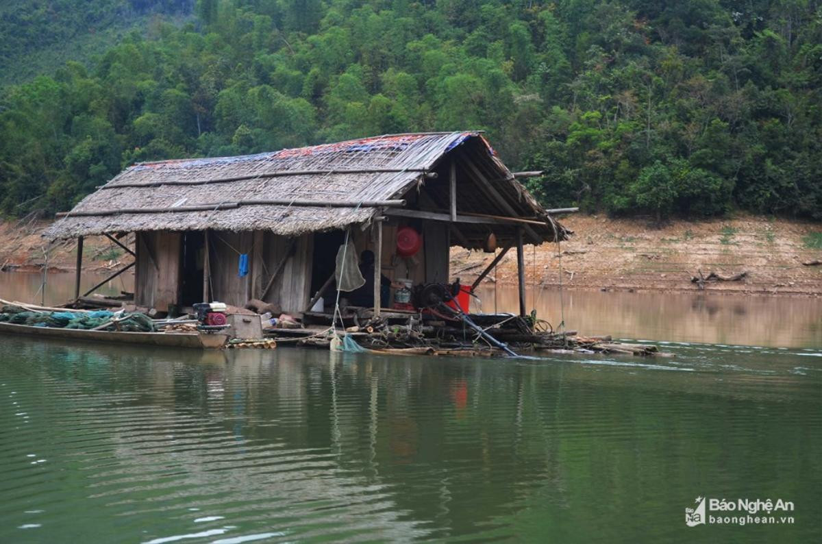 Cận cảnh cuộc sống của những 'Rô - bin - xơn' trên lòng hồ thủy điện Bản Vẽ Ảnh 4