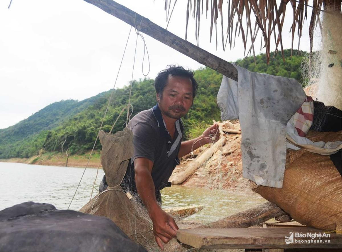 Cận cảnh cuộc sống của những 'Rô - bin - xơn' trên lòng hồ thủy điện Bản Vẽ Ảnh 7