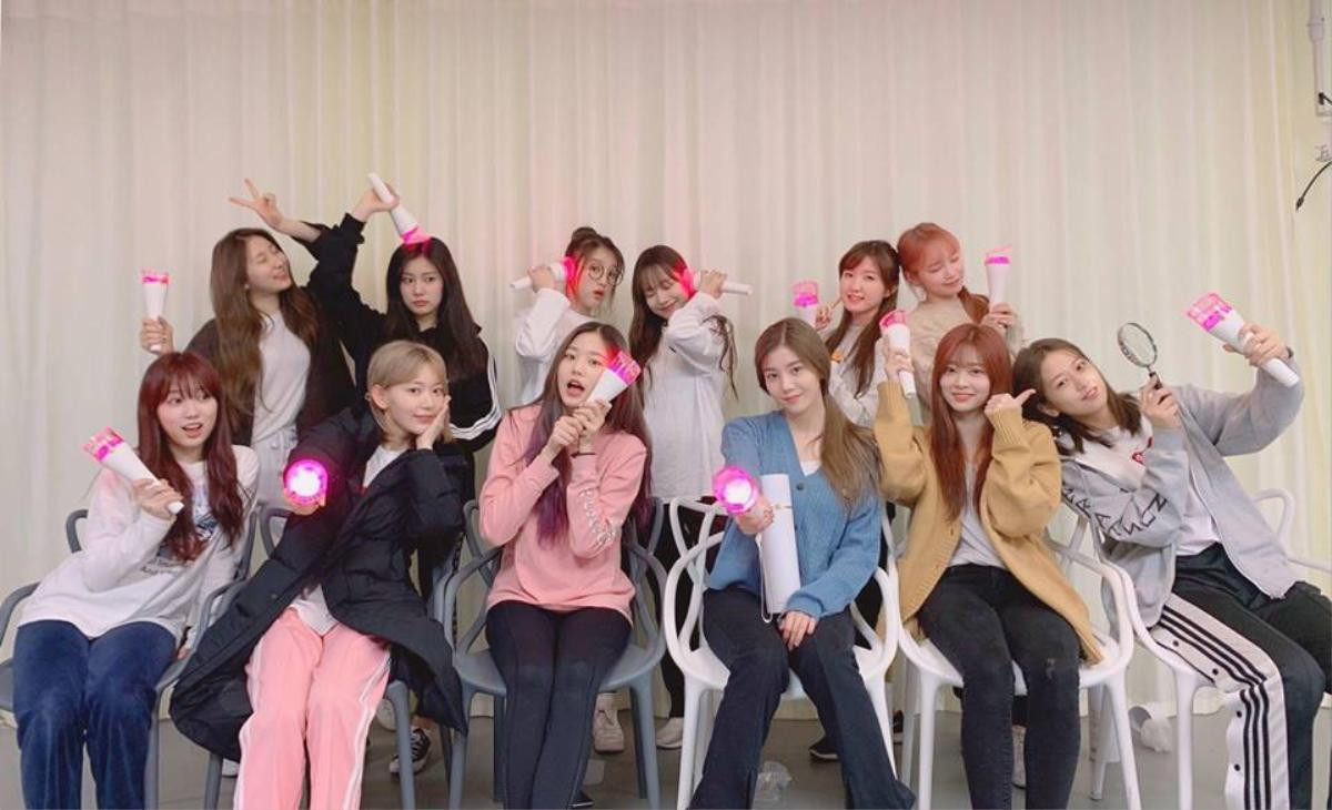 'Dở khóc dở cười' sự cố từ thành viên IZ*ONE: Đang livestream làm hỏng luôn lightstick Ảnh 4