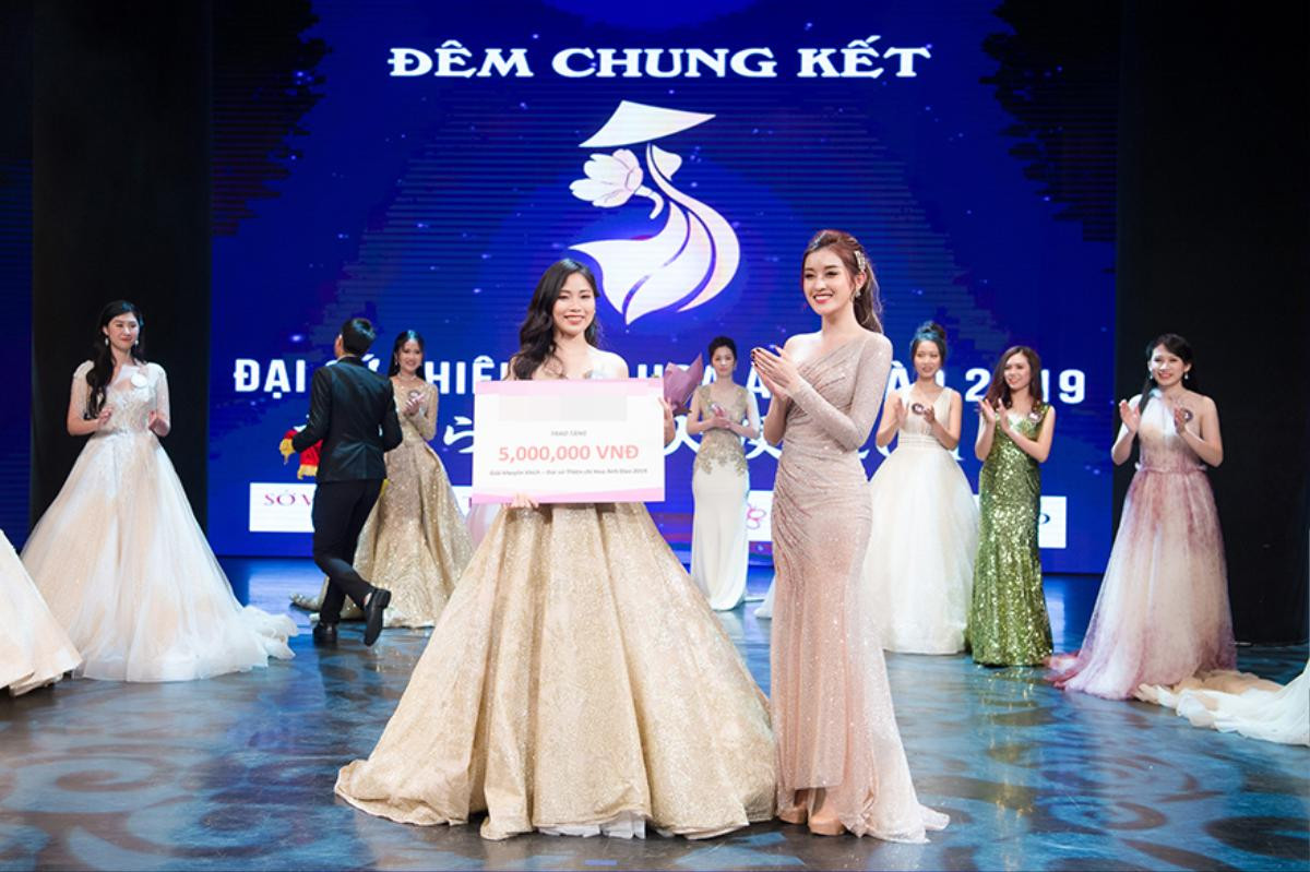 Váy đuôi cá bó sát - giày cao 'chọc trời' không thể làm khó được Huyền My, trình catwalk quá đỉnh rồi! Ảnh 10