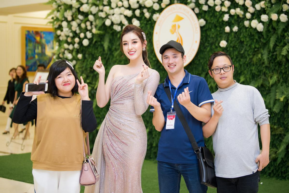 Váy đuôi cá bó sát - giày cao 'chọc trời' không thể làm khó được Huyền My, trình catwalk quá đỉnh rồi! Ảnh 11