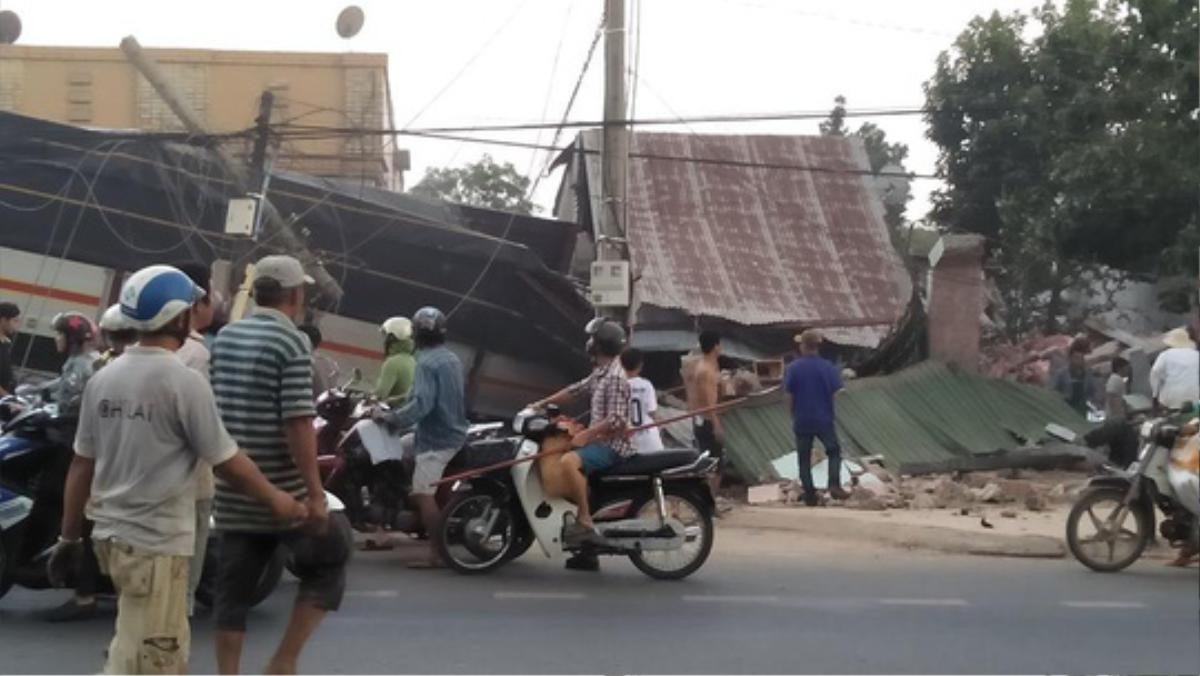 Xe tải chở rau tông sập hàng loạt nhà dân, hai người thiệt mạng ở Đồng Nai Ảnh 1