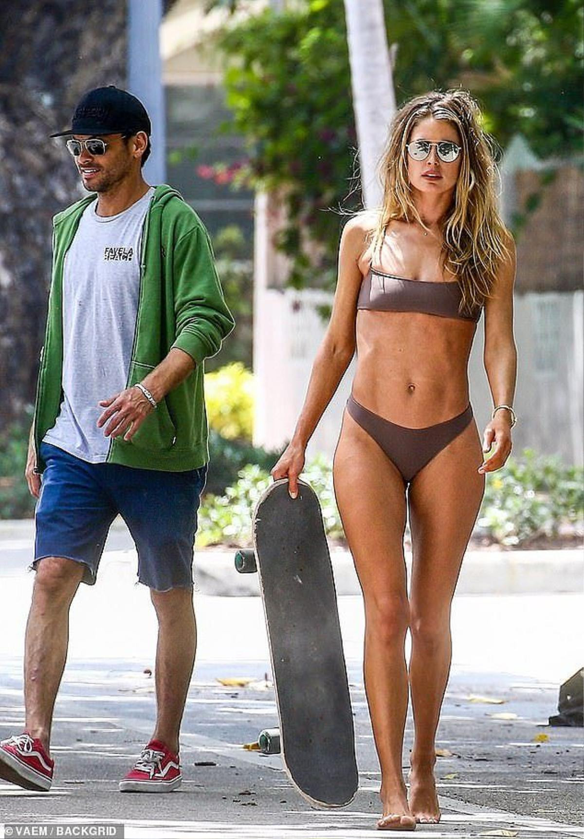 Cựu thiên thần Doutzen Kroes gợi cảm với bikini lướt ván chụp hình 'thu hút' bao ánh nhìn Ảnh 4