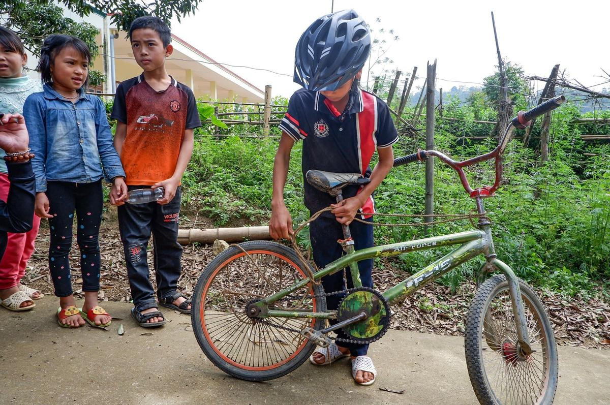 Được tặng thêm xe đạp mới, bé trai 13 tuổi vượt quãng đường hơn 100km ở Sơn La quyết định nhường lại cho bạn khác khó khăn Ảnh 2