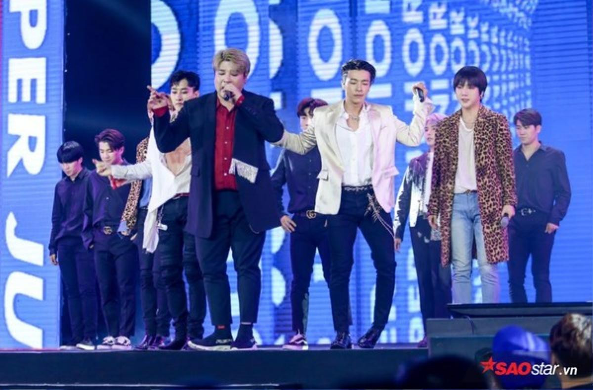 Nhảy quá sung, Super Junior… đánh rơi cả nhẫn trên sân khấu tại Việt Nam: MC Quang Bảo là trùm cuối? Ảnh 2