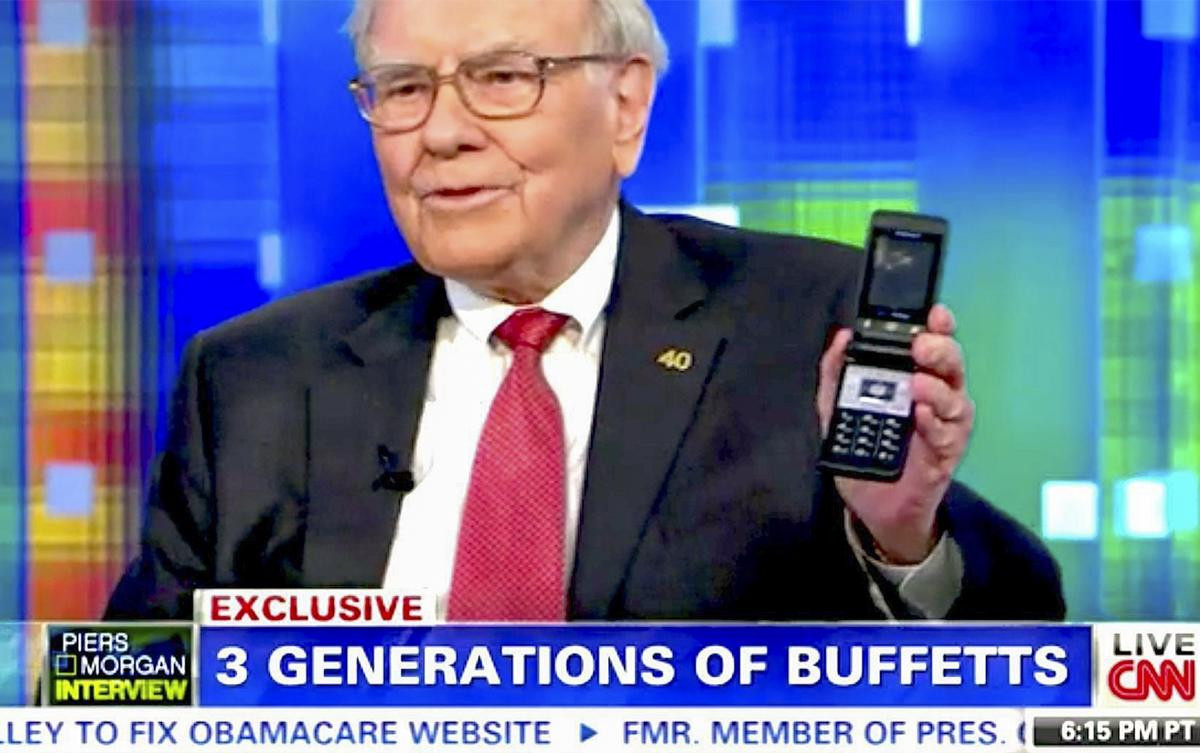 Nắm trong tay 45 tỷ USD cổ phiếu Apple nhưng tỷ phú Warren Buffett lại dùng chiếc điện thoại này của Samsung Ảnh 2