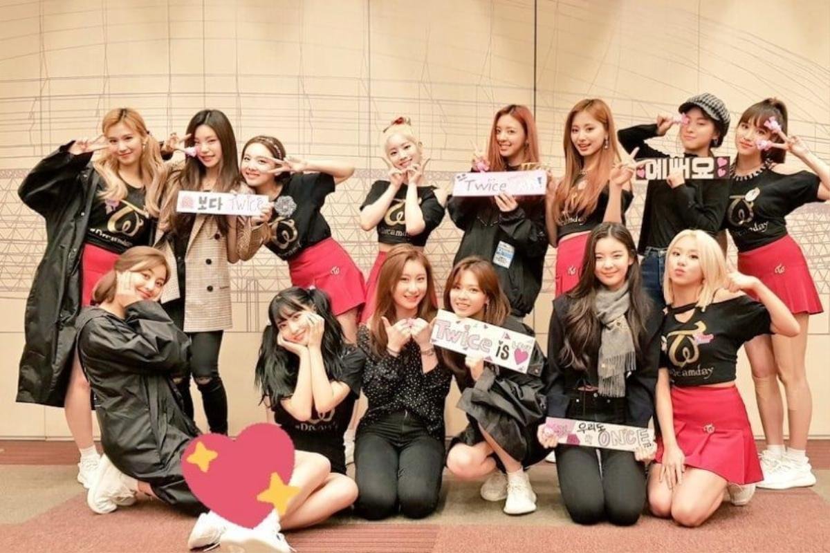 Ấm áp JYP family: ITZY sang Nhật cổ vũ concert của tiền bối Twice Ảnh 3