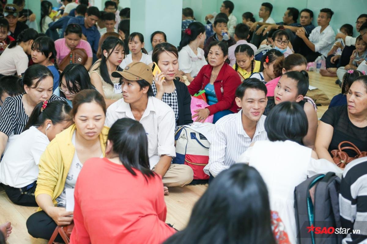 Giám khảo Hồ Hoài Anh trổ tài làm điều này, dàn thí sinh Giọng hát Việt nhí 'bùng nổ' ở ngày Casting cuối tại TP.HCM Ảnh 2