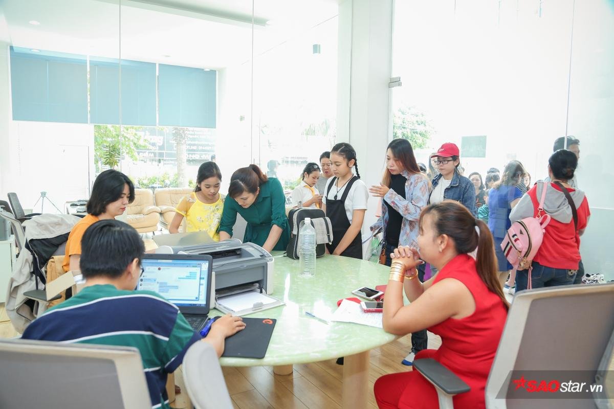 Giám khảo Hồ Hoài Anh trổ tài làm điều này, dàn thí sinh Giọng hát Việt nhí 'bùng nổ' ở ngày Casting cuối tại TP.HCM Ảnh 6