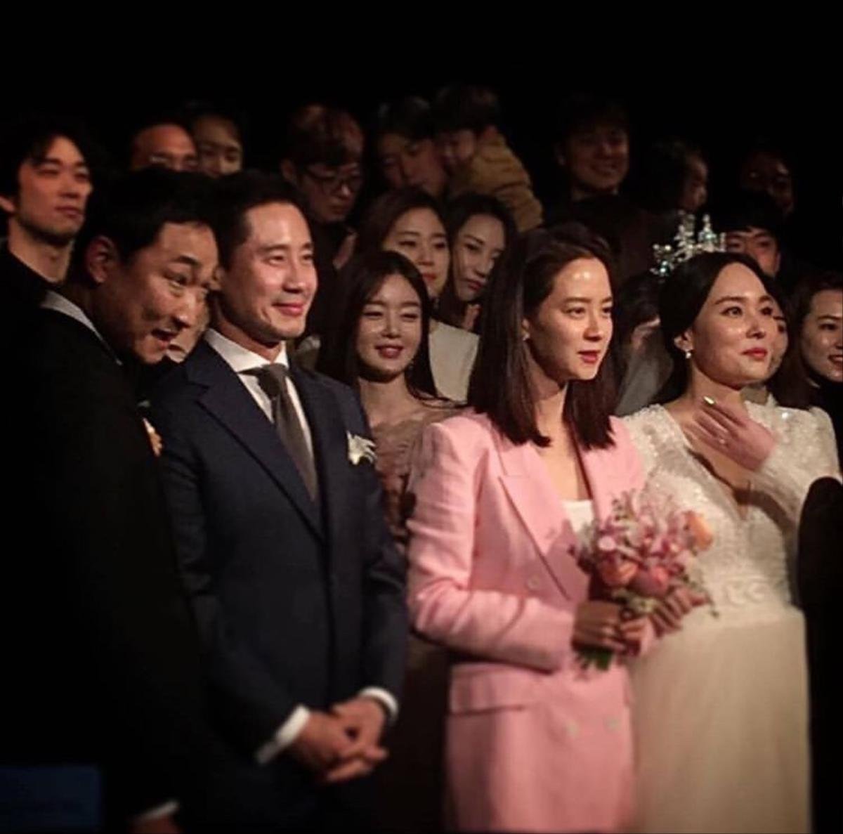 Hôn lễ Yang Hyun Min: Song Ji Hyo bắt hoa cưới, đẹp đôi bên Shin Ha Kyun, Kim Woo Bin gửi hoa chúc phúc Ảnh 19