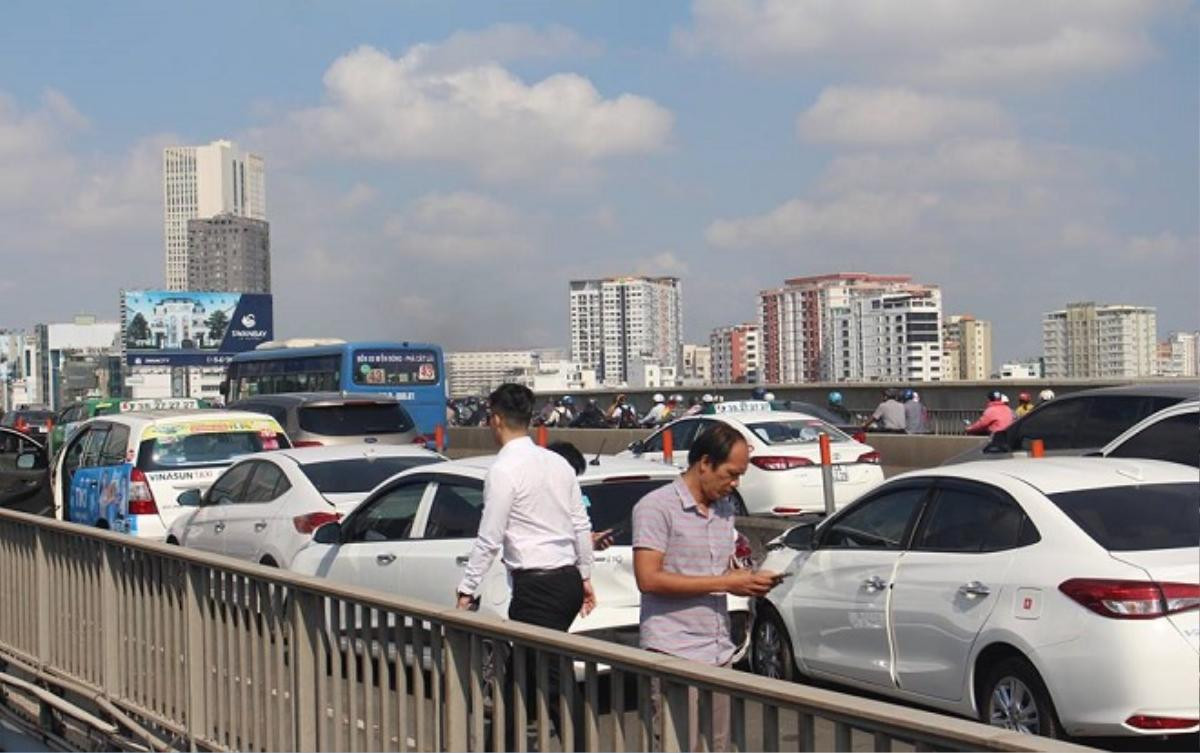 4 ô tô tông nhau dính chùm trên cầu Sài Gòn, giao thông tê liệt nhiều giờ Ảnh 1