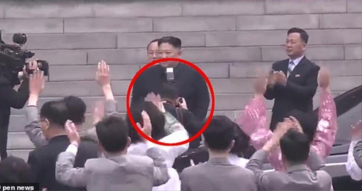 Vì hành động này nhiếp ảnh gia chụp ảnh cho lãnh đạo Kim Jong-un đã bị sa thải Ảnh 2