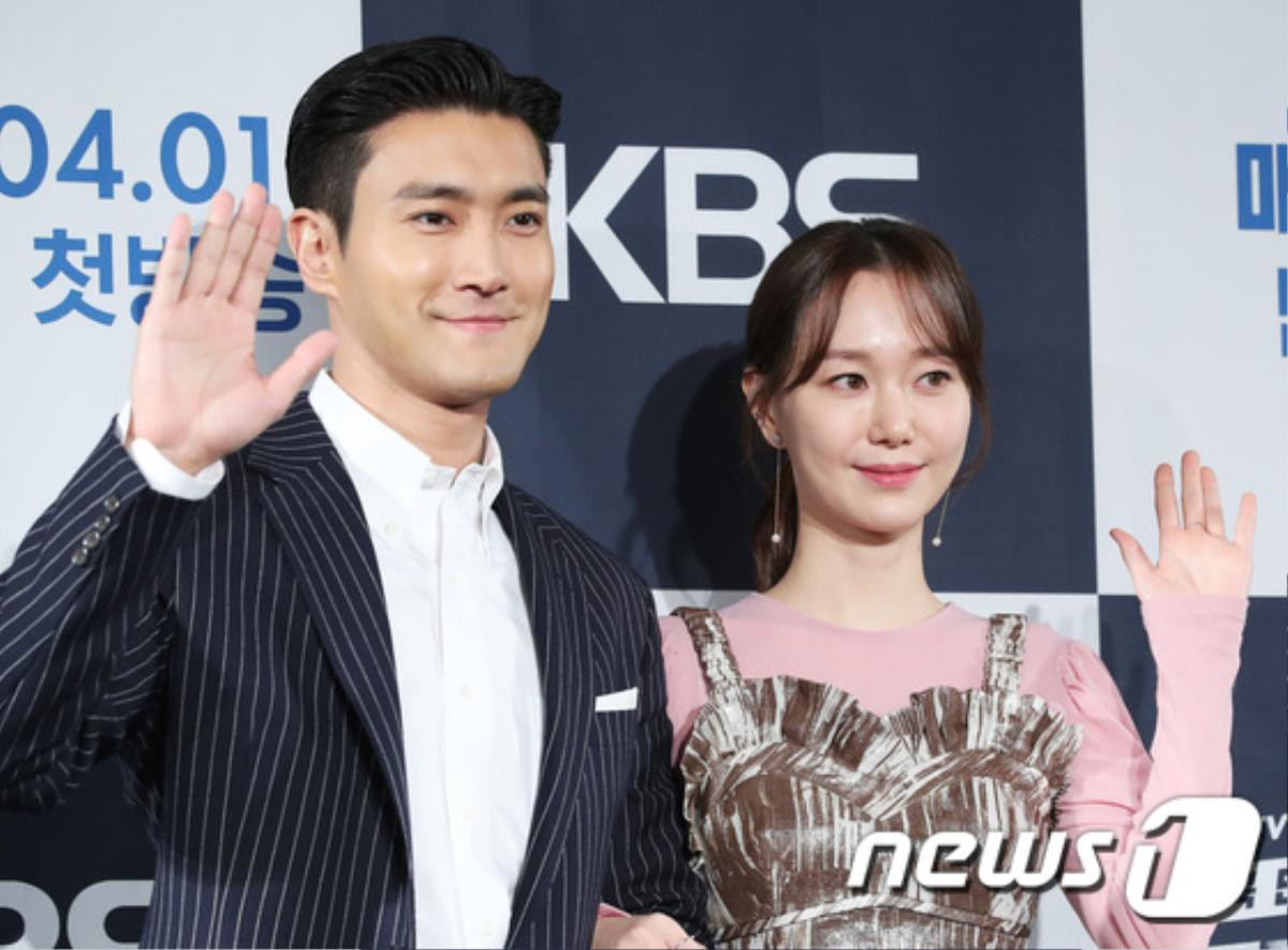 Họp báo 'My Fellow Citizens': Choi Siwon nắm chặt tay Kim Min Jung, ngọt ngào bên Lee Yoo Young Ảnh 9