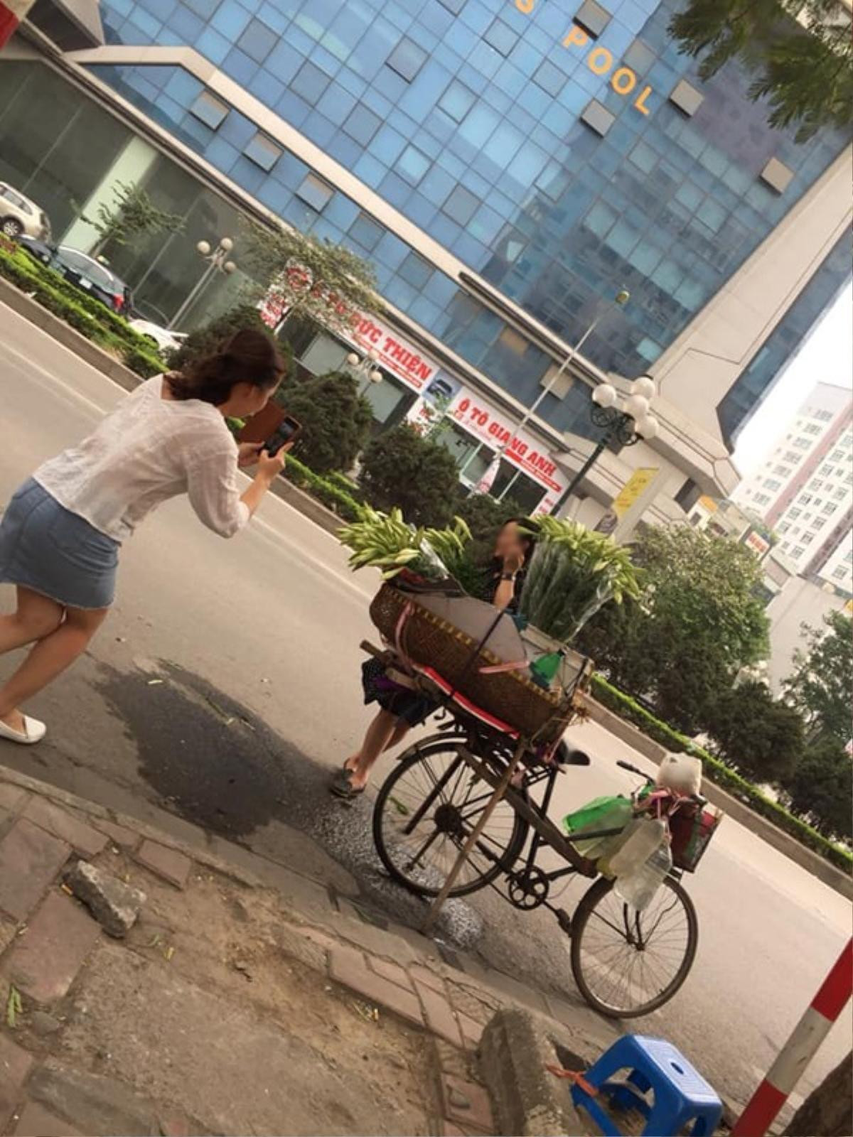 Hai cô gái vô tư 'sống ảo' bên gánh hàng rong nhưng không mua hàng gây tranh cãi dữ dội Ảnh 4