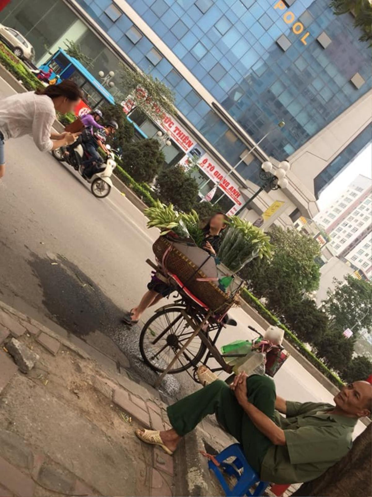 Hai cô gái vô tư 'sống ảo' bên gánh hàng rong nhưng không mua hàng gây tranh cãi dữ dội Ảnh 2