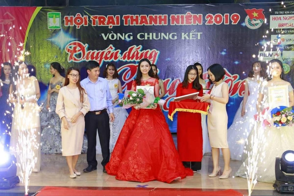 Hoa khôi xứ Huế hút mọi ánh nhìn trong ngày tư vấn tuyển sinh của trường gây 'bão' cộng đồng mạng Ảnh 4