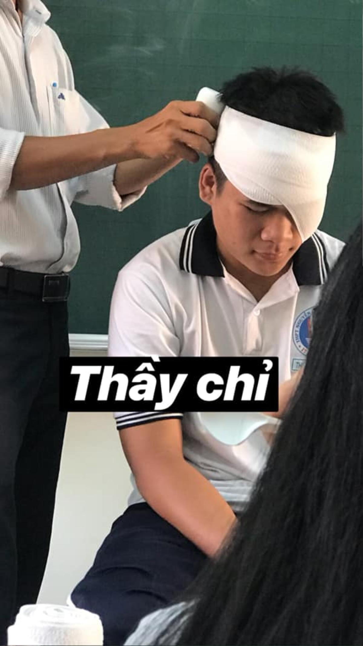 Nỗi khổ tiết thực hành 'băng bó vết thương' trong kỳ quân sự: Thầy chỉ 1 đường, học trò tự làm 1 nẻo Ảnh 1