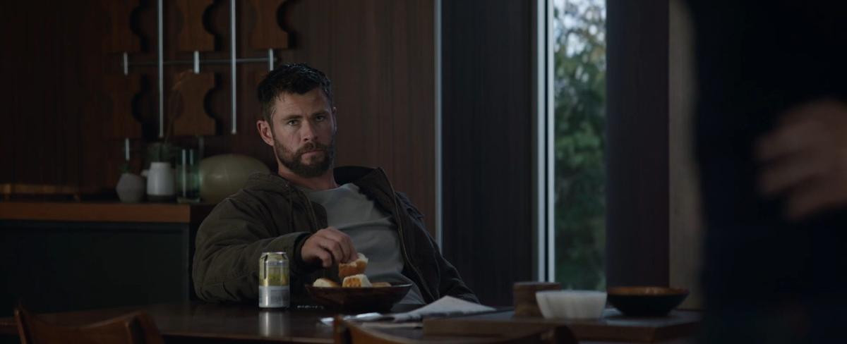 'Avengers: Endgame' tung trailer mới: Cái bắt tay lịch sử của Iron Man và Captain America, lộ diện Spider-man và Thanos Ảnh 2