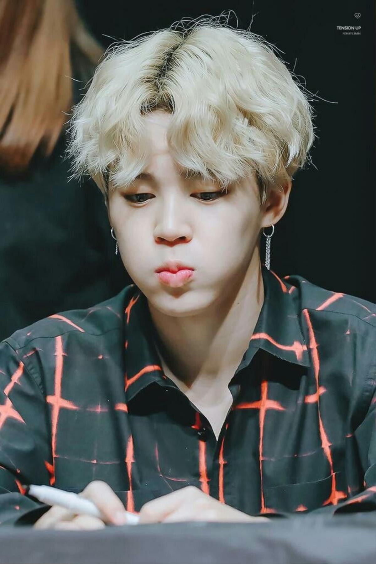 Nếu có giải 'Thánh xử lý sự cố' thì chắc chắn phải dành cho 'nam thần' Jimin (BTS) này rồi! Ảnh 1