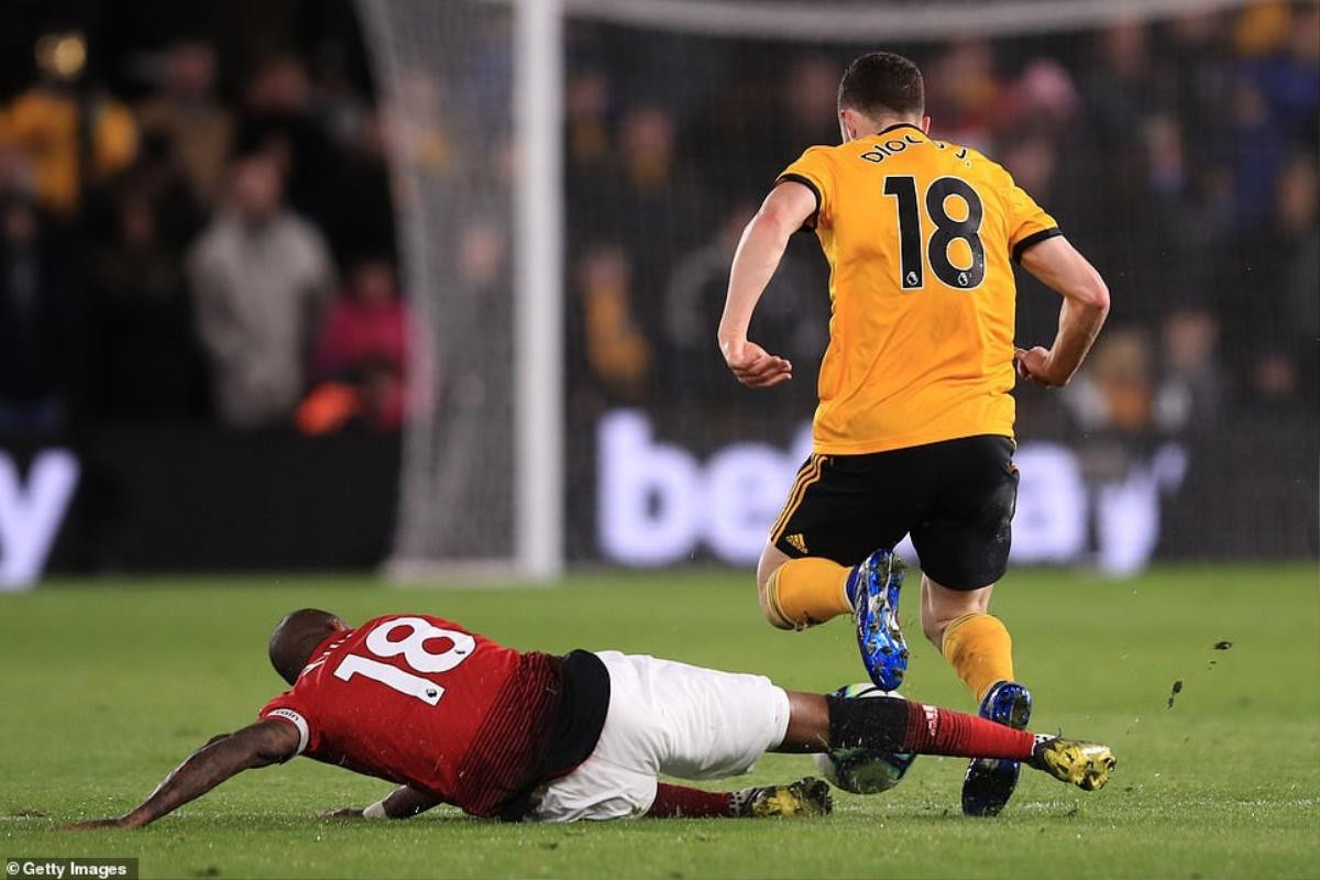 CĐV Man Utd không tiếc lời chê HLV Solskjaer sau trận thua Wolves Ảnh 2