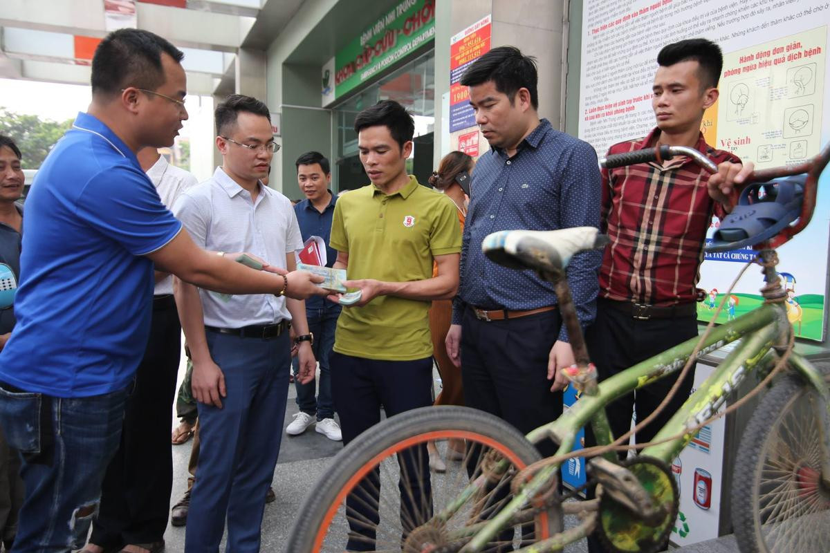 Nhận 173 triệu đồng sau hành trình đạp xe hơn 100km đi thăm em, bố cậu bé xúc động: ‘Từ khi cháu bị bệnh, gia đình tôi phải bán cả bò để chi trả’ Ảnh 1