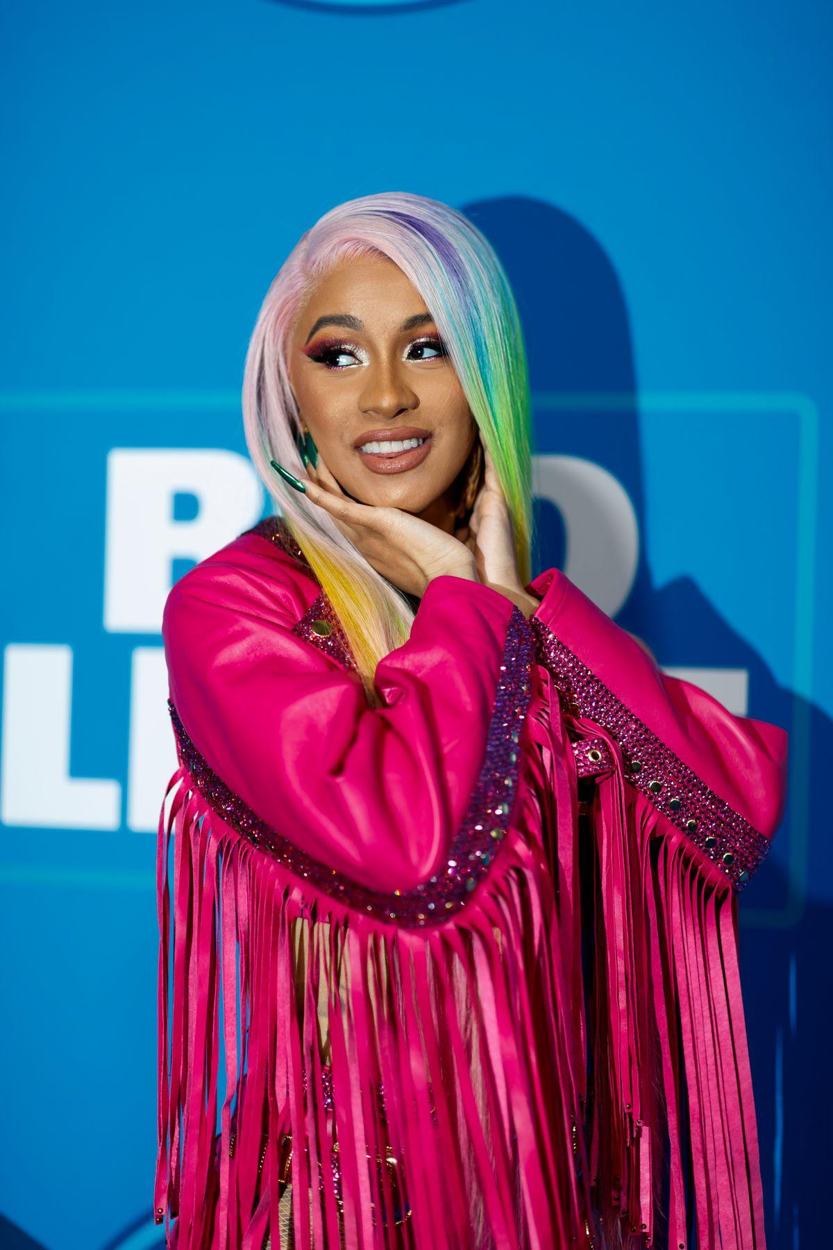 Mùa Billboard Music Awards nóng nhất: Cardi B đối đầu với… Cardi B, may mắn có mỉm cười với Ariana Grande? Ảnh 1