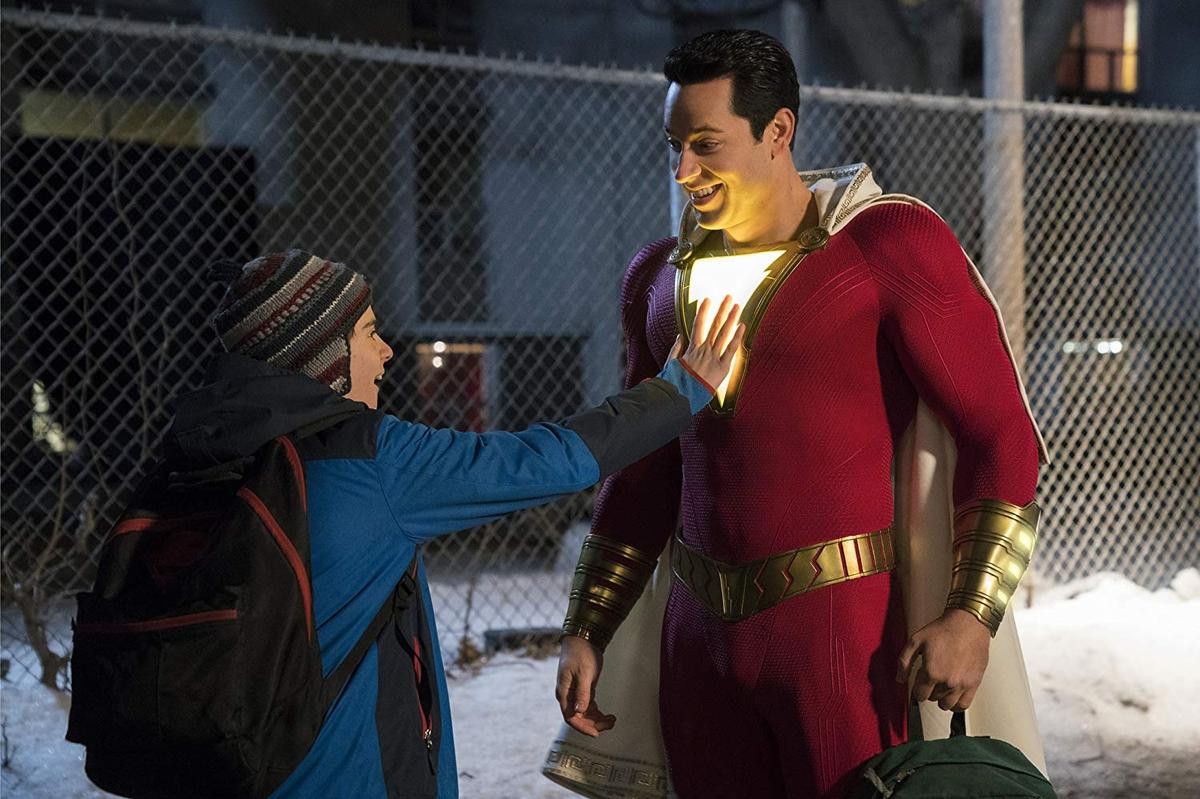 'Shazam!': Billy Batson từng… chết vì cái áo choàng Ảnh 7