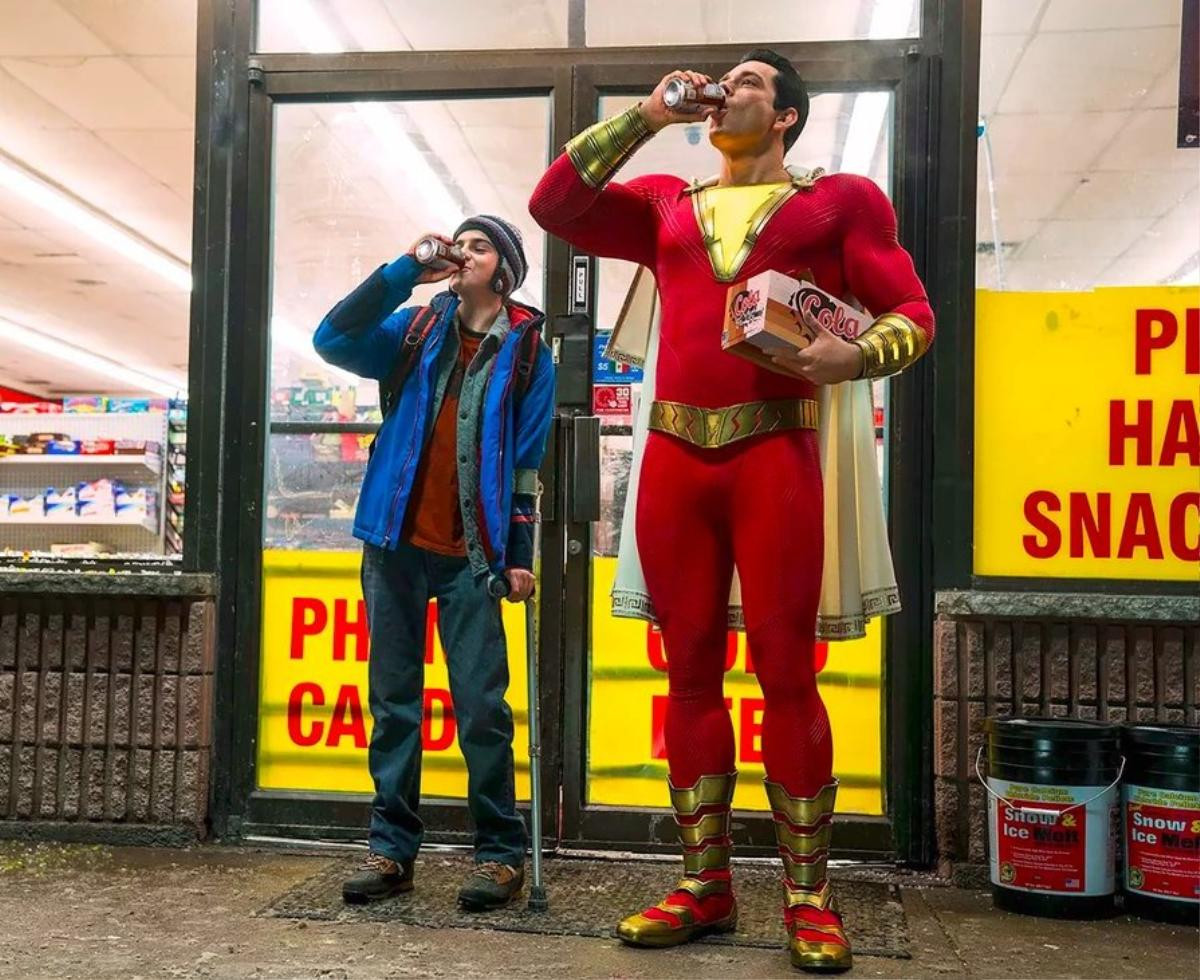 'Shazam!': Billy Batson từng… chết vì cái áo choàng Ảnh 12