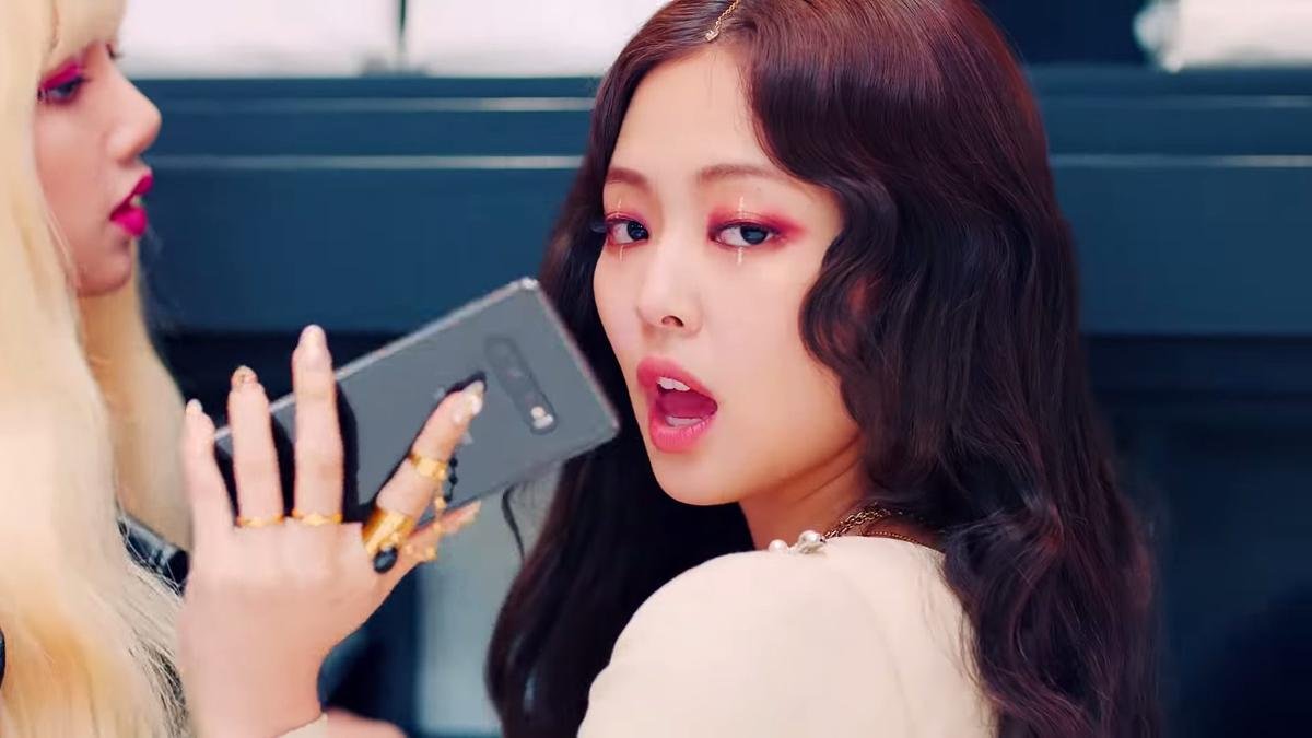 Netizen Kpop thích thú với chiếc điện thoại mà Lisa và Jennie (BlackPink) sử dụng trong MV 'Kill This Love' Ảnh 2