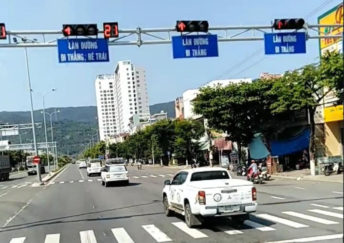 Xôn xao clip đoàn ô tô hạng sang của tập đoàn Trung Nguyên nối đuôi nhau ngang nhiên vượt đèn đỏ ở Đà Nẵng Ảnh 2