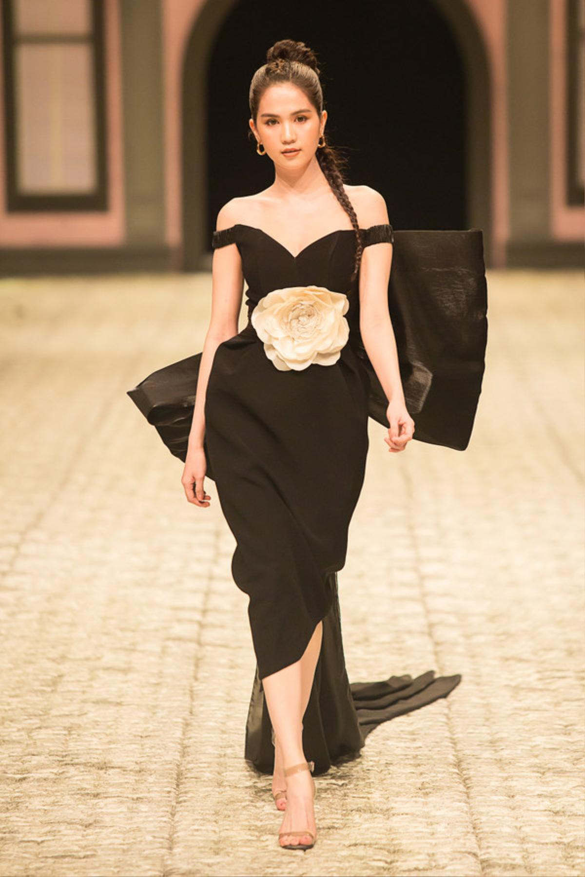 Ngọc Trinh dù đi sự kiện hay catwalk vẫn đẹp xuất sắc, Nhã Phương hở nhẹ điểm này đã dẫn đầu top sao đẹp Ảnh 2